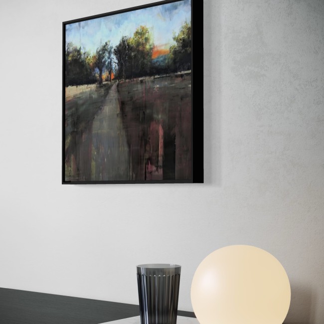 Gerahmte Parklandschaft 01 über einer Anrichte mit Vase und Kugelleuchte