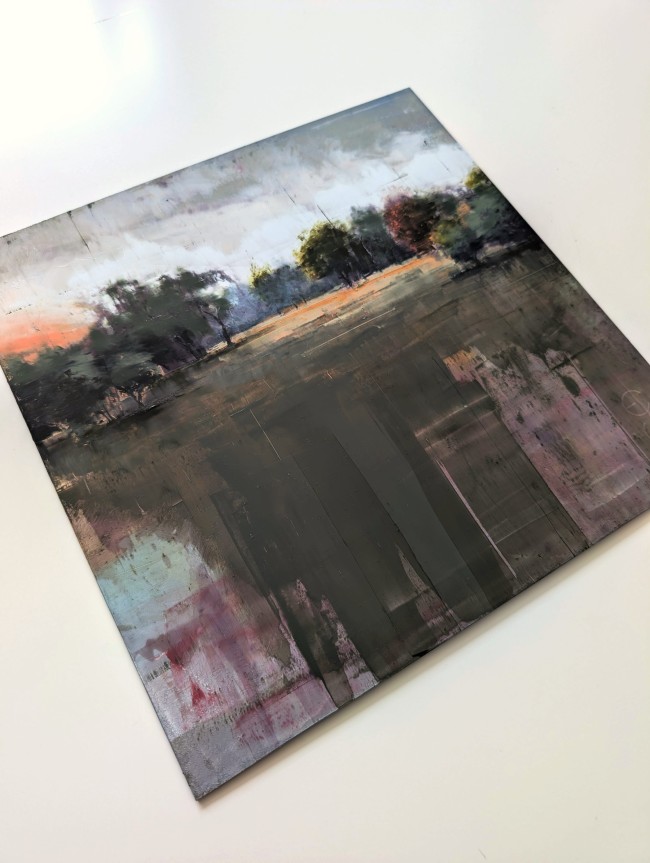 Parklandschaft 02 in Seitenansicht – Baumkante vor blassem Himmel, Öl auf Alu-Dibond