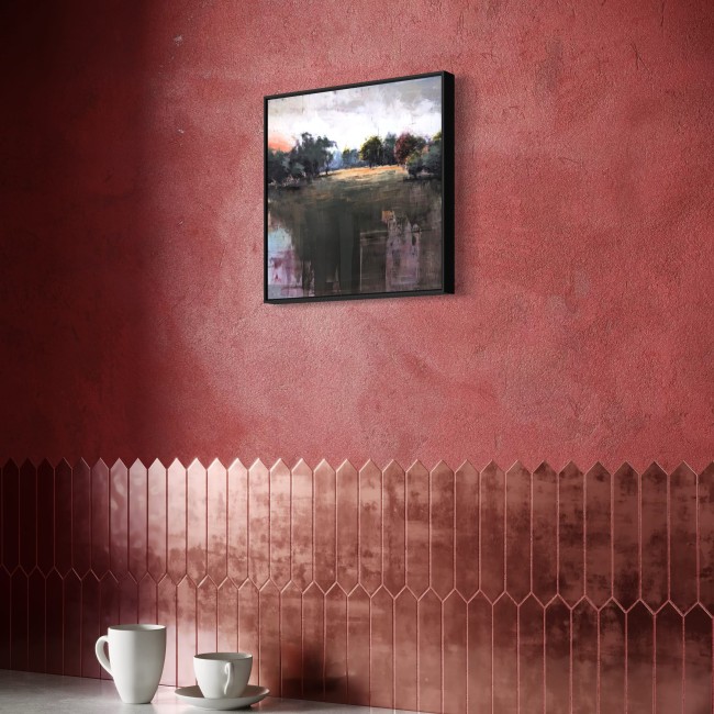 Gerahmte Parklandschaft 02 an einer tiefroten Wand über einer Kaffeetheke
