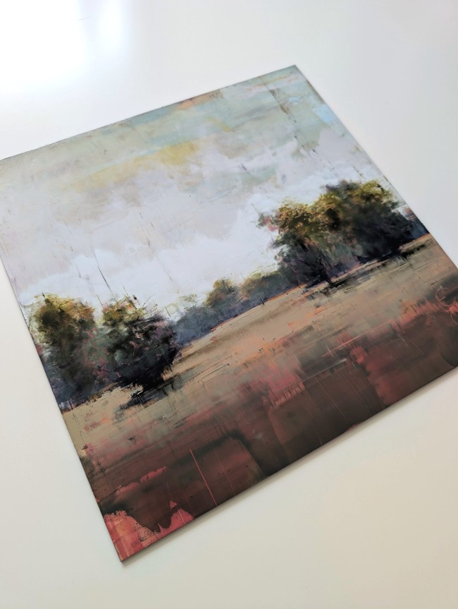 Parklandschaft 03 in Seitenansicht – einzelne Bäume unter hohem Himmel, Öl auf Alu-Dibond