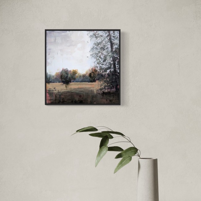 Parklandschaft 04 im schwarzen Rahmen an beiger Wand neben Eukalyptuszweigen