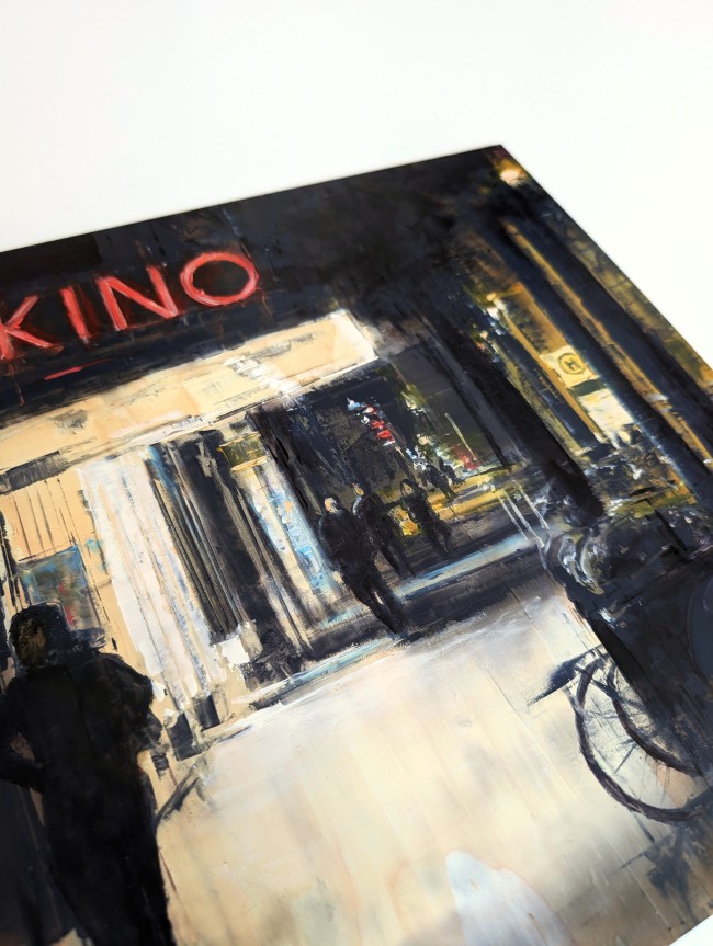 Detailansicht der Malschicht: Foyerlicht auf dem Gehweg vor dem Kino in Babelsberg
