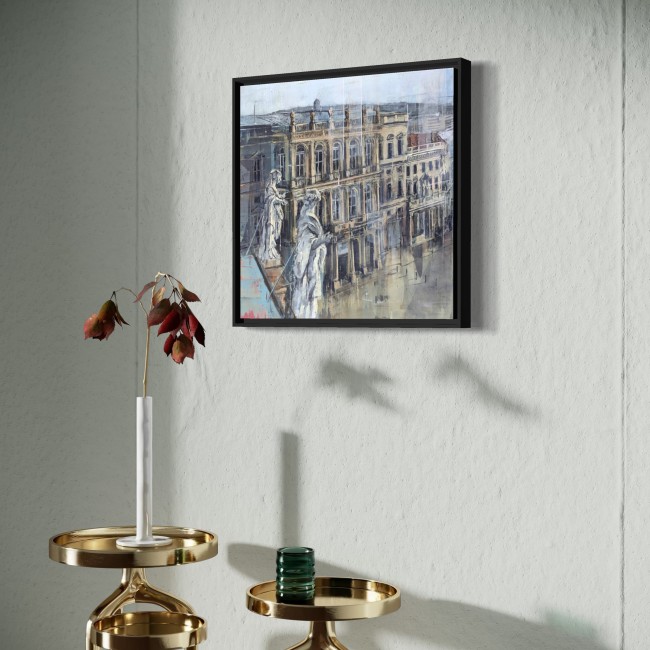 Gerahmtes Barberini-Gemälde an heller Wand über einem goldenen Beistelltisch mit Blumen