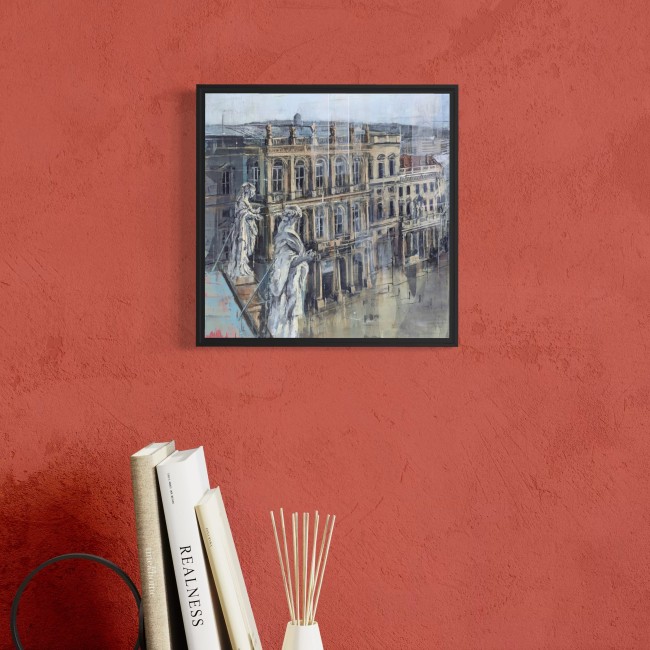 Barberini-Gemälde im schwarzen Rahmen an einer terrakottafarbenen Wand über Büchern und einem Diffusor