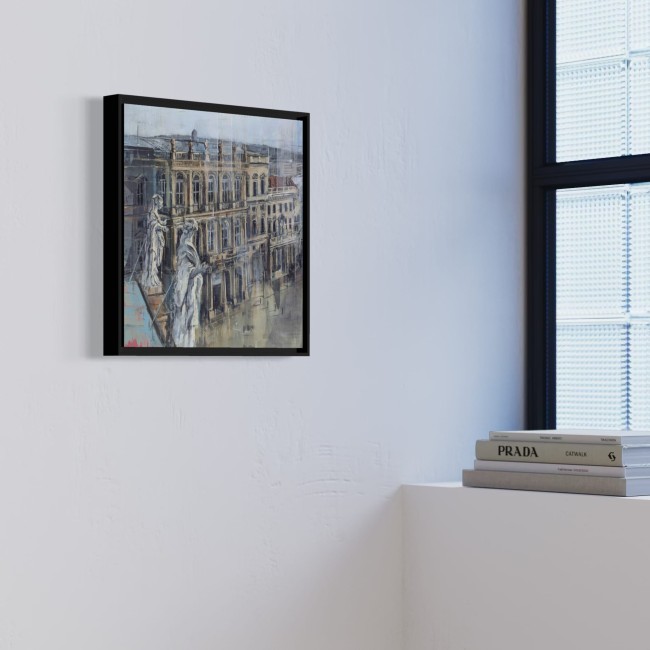 Barberini-Gemälde im schwarzen Rahmen an einer Wand neben einem Fenster, darunter ein Bücherstapel